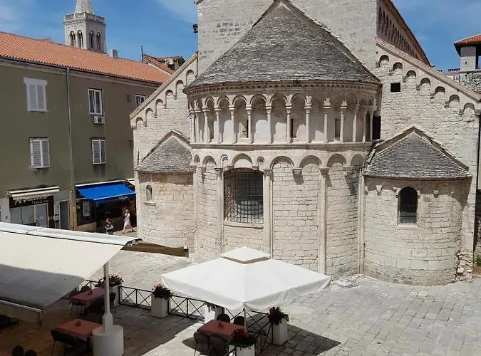 Modern Old Town - *